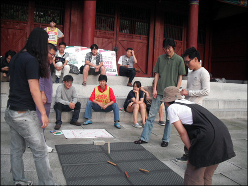 9월 13일 재능교육 농성장에서 '갈비연대' 행사를 하던 날. 재능교육 노동자들과 시민들이 함께 윷놀이 하는 모습.