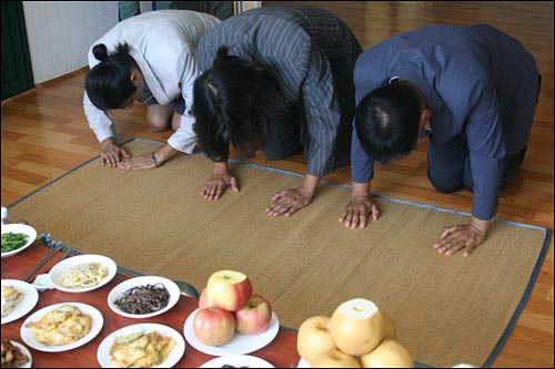  우리는 이 순간 한마음으로 조상님들에게 기원합니다. 평화를 지켜달라고 말입니다.

