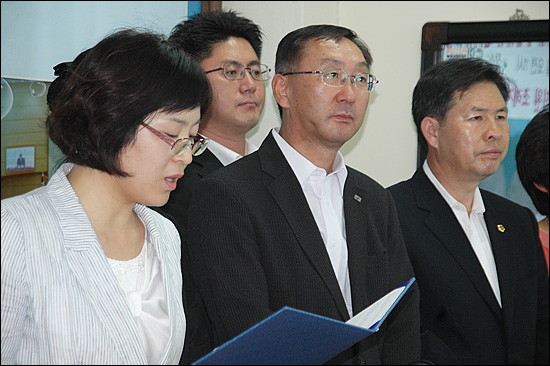  '공공산후조리원 설치 운영 조례제정 경남운동본부'는 15일 오전 경상남도의회 브리핑룸에서 기자회견을 열고 "경상남도 공공산후조리원 설치.운영 및 산후조리비용 지원에 관한 조례 제정"을 촉구했다. 사진은 여명순 사천시의원이 회견문을 낭독하는 모습.