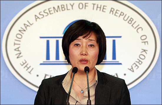박영선 민주당 정책위의장이 15일 오후 서울 여의도 국회 정론관에서 기자회견을 열고 10.26 서울시장 보궐선거 출마를 선언하고 있다.