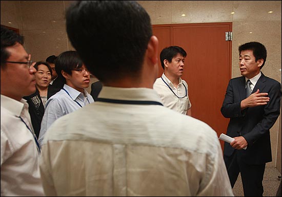 신계륜 전 민주당 의원이 15일 오전 서울 여의도 국회 정론관에서 10.26 서울시장 보궐선거 출마를 선언한 뒤 회견장을 나서며 기자들의 질문에 답하고 있다.
