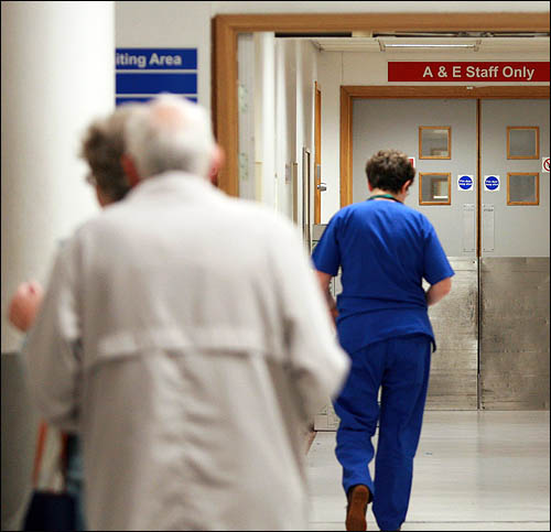 로얄 런던 병원(The Royal London Hospital)의 응급실(A&E, Accident and Emergency) 입구. 일반인들의 출입이 제한된다.