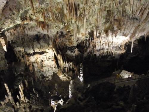방해석 장식의 석회암 동굴 모습