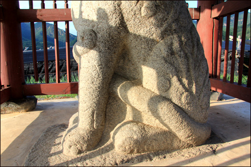 천내리 용호석 중 호석은 앞발을 세우고 앉아잇는 모습이다.
