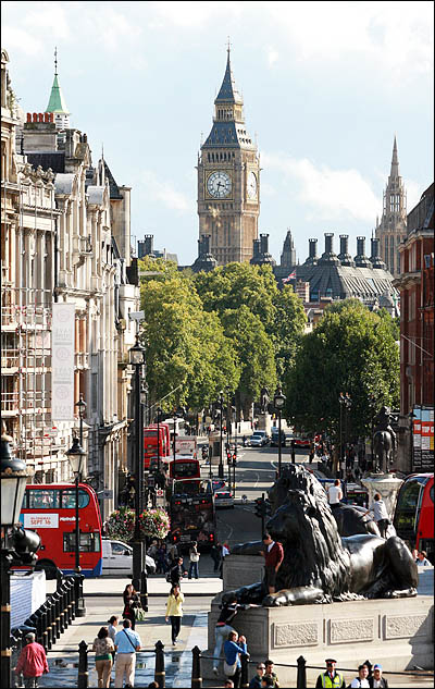영국 런던 시내의 트라팔가 광장(Trafalgar Square)에서 내려다 본 거리 풍경. 정면으로 보이는 곳이 웨스트민스터 사원이다. 