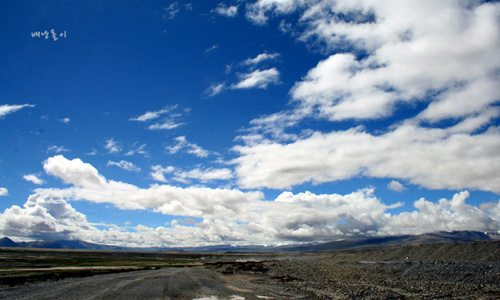 서 티베트로 가는 길. 하늘의 먹(검은) 구름이 어느새 사라졌다