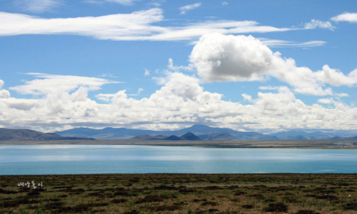 서 티베트로 가는 길에 만난 아름다운 호수