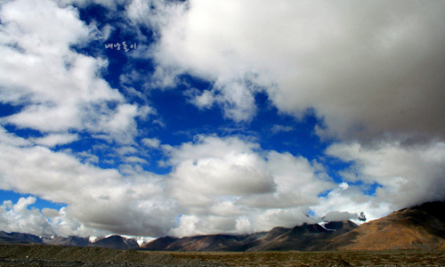 구름에 가려진 히말라야 산맥.