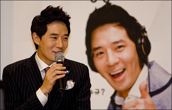   SBS 라디오 '영스트리트'의 DJ로 복귀하는 붐(이민호)이 16일 오후 2시 서울 목동 SBS 사옥에서 기자간담회를 열고 기자들과 얘기를 나누고 있다.
