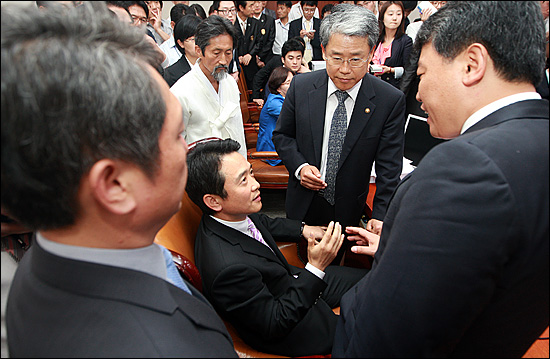  남경필 외통위 위원장이 한미 자유무역협정(FTA) 비준동의안을 상정하려 하자, 민주당 김동철 간사와 최재성 의원, 민주노동당 김선동 의원 등 야당 의원들이 남 위원장을 둘러싸고 직권상정을 저지하고 있다.