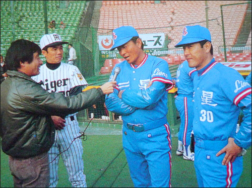 1983년 시즌을 앞두고 일본 언론의 취재에 응하고 있는 서영무 감독(가운데)과 이충남 조감독(오른쪽)