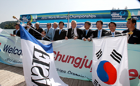 세계 조정선수권대회기를 인수받는 충주 세계조정선수권대회(2013년) 관계자들 