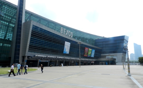부산전시컨벤션센터(벡스코, BEXCO)는 지난 2001년 부산의 고층빌딩촌인 센텀시티 지역에 건립돼 지난해에만 총 223건의 다양한 국제회의를 개최하는 등 대한민국을 대표하는 핵심 인프라로 자리매김하고 있다. 