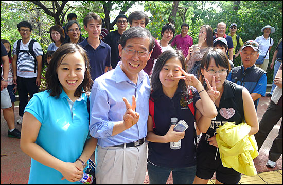 18일 오전 박원순 변호사가 남산에서 만난 시민들과 사진을 찍고 있다.  