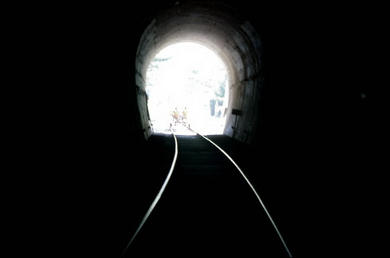 정선 레일바이크는 세 개의 터널을 지나야 한다. 초가을의 터널 속 서늘한 한기가 기분좋게 감긴다.