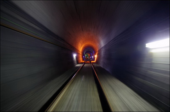 꽤 긴 터널을 지날 때 승객들은 잠깐 타임머신을 타고 떠나는 느낌을 받을지도 모른다.