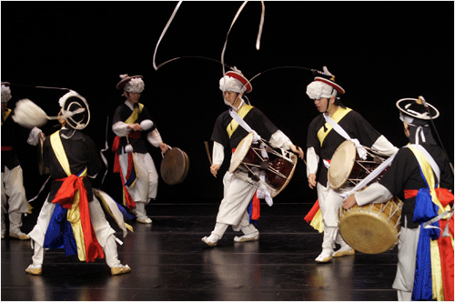 우리의 다양한 전통 춤사위 광경 중 사물놀이 모습.