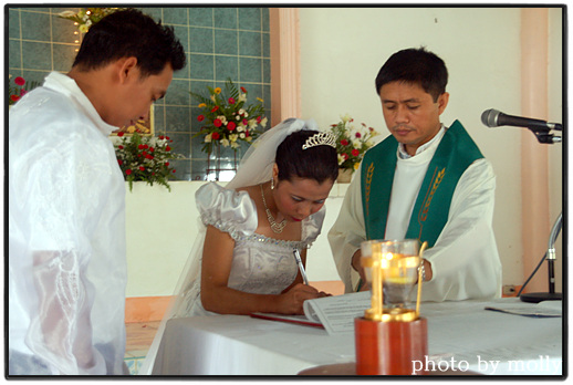결혼식에서 가장 중요한 순서는 신랑, 신부는 물론이고 양가 부모님들과 스폰서들이 모여들어 결혼증명서에 서명을 하는 것입니다. 