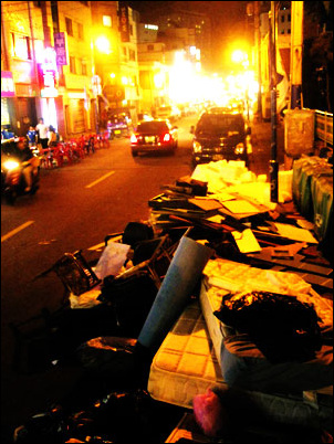 거리에 쌓여 있는 쓰레기 (자료사진)