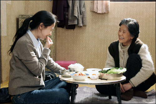 영화 <그대를 사랑합니다>의 한 장면. 송이뿐 역의 윤소정(오른쪽)은 폐지를 주워 생계를 유지하는 독거노인 역할을 맡았다.