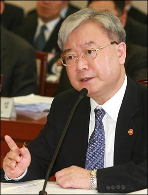 김석동 금융위원장이 20일 오후 국회에서 열린 정무위 국정감사에서 의원들의 질의에 답변하고 있다.