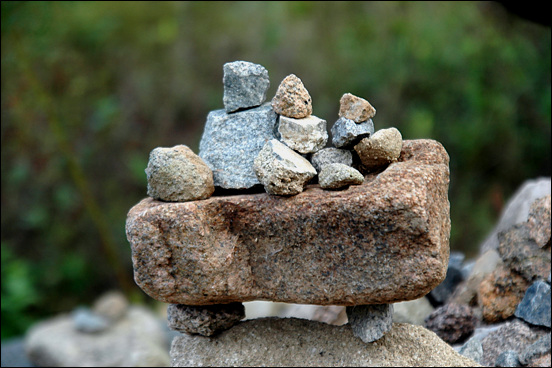 쓸모없는 작은 돌, 그것이 한 사람의 소원을 담아 쓸모있는 돌이 되었다. 버려진 돌이 모퉁잇돌이 되는 현실을 본다.