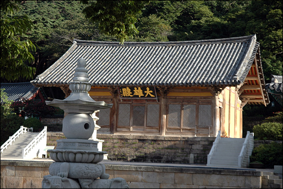 아침햇살이 비추이는 수덕사의 대웅전, 조용한 사찰의 아침은 마음을 단아하게 만든다.