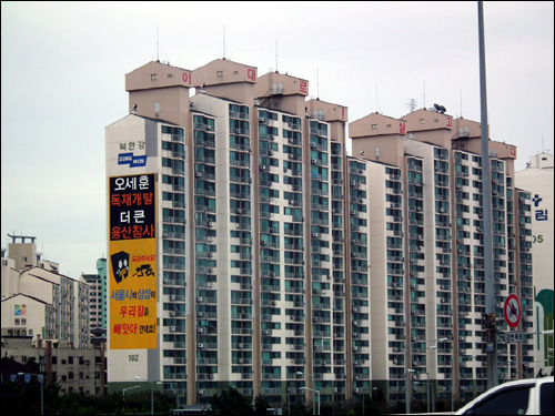 한껏 주민 갈등만 불러 일으키고 잠정 중단된 국제업무지구 개발 계획에 포함된 서울 용산구 서부이촌동 아파트. 이 아파트 340여 가구는 지은 지 14년도 지나지 않았다고 한다.