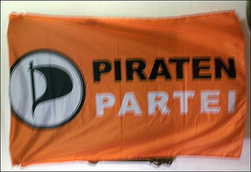 해적당 로고. 오렌지색은 해적당을 상징하는 색이다.