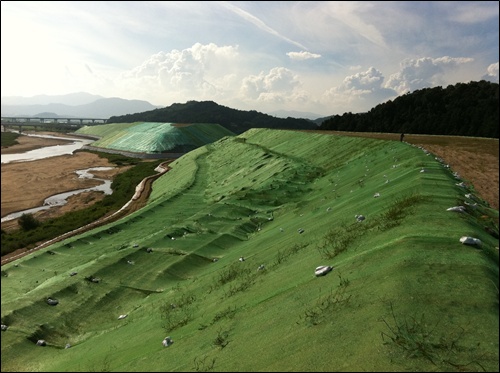 MB씨가 노래하는 녹색성장의 전형으로 보여주는 녹색성장 산이다. 모래로 쌓은 녹색성장의 제단.