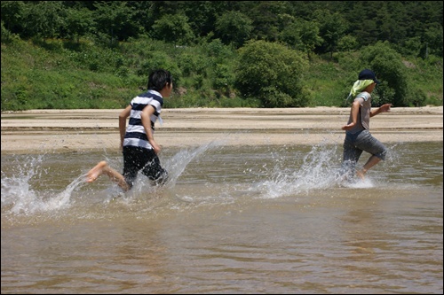 모래의 강 내성천에선 아이들이 이렇게 뛰어논다. 깊지 않고 모래가 많아 안전한 이곳에서 아이들은 오롯이 강과 하나가 된다. 
