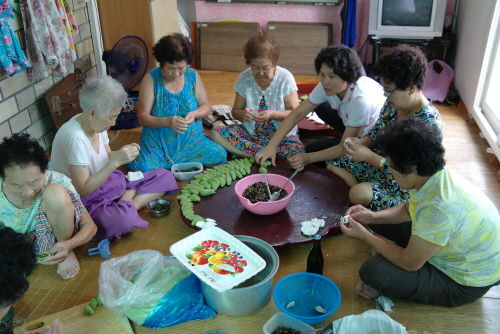 추석맞이 송편빚기 추석을 맞아 지난 7일 한마음 쉼터에서는 송편 빚기가 한창이었다. 잘 만들어진 송편은 독거노인과 불우이웃들에게 나눠졌다.