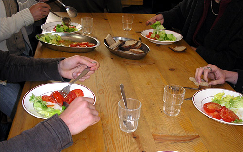 한 학교 구내식당에서 애피타이저로 야채샐러드를 먹고 있는 학생들.