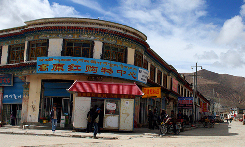 이미 많은 건물이 생겨나 있는 티베트 마을