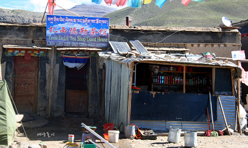 중국인 가게와는 대조적인 티베트인 상점