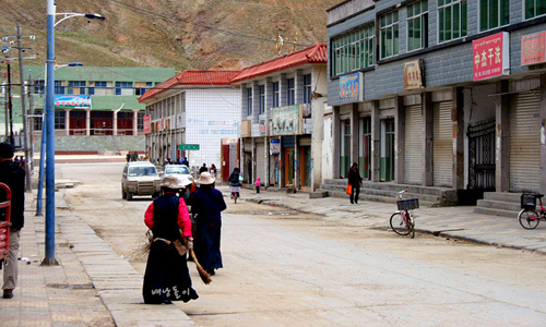 청소를 하러 어디론가 행하는 티베트 여성들