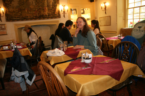 좁은 식당 내부에는 많은 주민들과 여행자들이 차를 즐긴다.