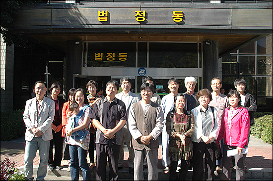  간디학교 최보경 교사가 22일 오전 창원지방법원에서 열린 국가보안법 위반 사건 항소심 선고 공판에서 무죄를 선고받은 뒤 교사와 학부모, 전교조 경남지부 관계들과 함께 기념사진을 찍었다.