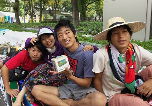 일본 경제산업성 정문 앞에서 9월11일부터 21일까지 열흘간 '미래를 생각하는 단식 시위'를 한 네 명의 청년들.
