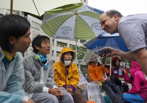 경제산업성 앞에서 탈원전과 미래사회를 생각하며 단식시위를 하는 일본 청년들을 찾아온 외국인 기자가 인터뷰를 하고 있다. 