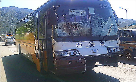 22일 오전 창원터널 창원 방향 도로에서 버스가 앞차와 추돌하는 사고가 발생해 심한 정체 현상이 발생했다.
