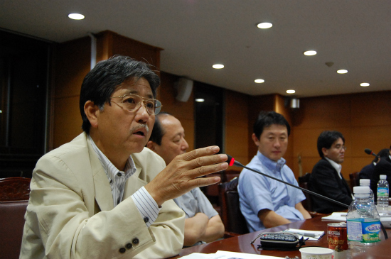 일본전농중앙회 시게노 도쿠오 전무가 한국쪽에 질문을 하고 있다. 