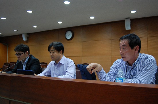 농림수산식품부 농촌산업과 김홍우 과장(오른쪽)이 한미FTA에 관한 일본측 질문에 답변하고 있다.