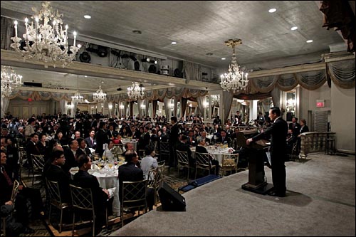 이명박 대통령이 22일 미국 시애틀 한 호텔에서 한인 동포 300여 명이 참석한 가운데 동포간담회를 진행했다. 