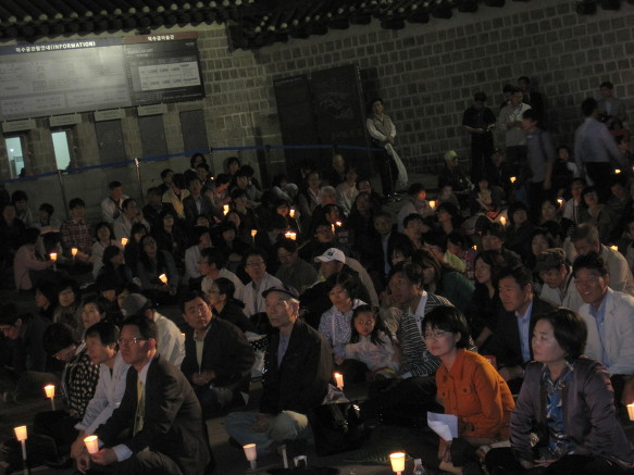 대한문앞, '정치검찰규탄곽노현교육감석방 촛불문화제'에 참석한 시민들