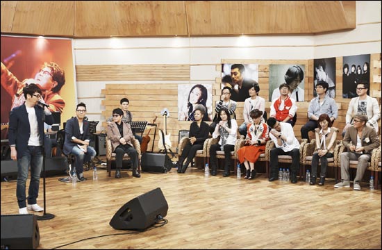  MBC <나는 가수다>에 출연한 조용필이 후배들과 함께 조관우가 노래부르는 모습을 지켜보고 있다. 