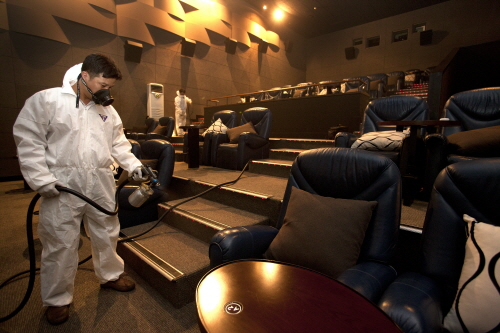 영화 상영 전에 영화관 내의 세균 등을 살균, 제거하는 항균화 작업이 시행되었다. 
