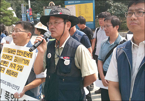  K일보 노조는 최근 성명을 발표해 “공무원노조 안산시지부의 언론노조 K일보 지부에 대한 명예훼손과 매도를 더 이상 묵과하지 않겠다”고 밝혔다. 사진은 지난 1일 K일보 창간 51주년 기념식이 열린 인천문화예술회관 앞에서 열린 기자회견에서 정종현 공무원노조 경기지역본부장이 규탄 발언을 하고 있는 모습.