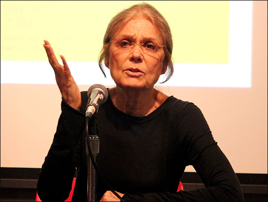 세계적인 여성.평화운동가인 글로리아 스타이넘은 24일 뉴욕대학교에서 열린 고길천 작가의 강연회에 참석, 해군기지 건설 반대 운동을 벌이고 있는 제주 강정마을과의 지속적인 연대를 약속했다.