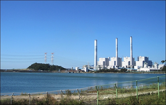 영흥도에 건설된 화력발전소 1호기부터 4호기. 4개의 화력발전소를 건설하는 데 수조원이 투입됐다.